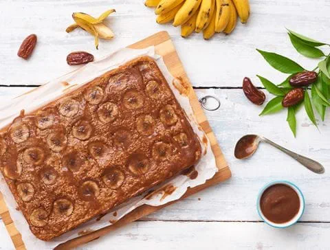 recipe image Bolo de Banana Sem Açúcar com Calda de Tâmara