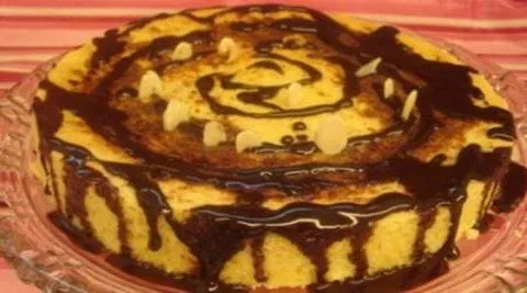 recipe image Bolo de amêndoas com calda de cacau