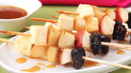 recipe image Espetinhos de frutas ao molho de mel