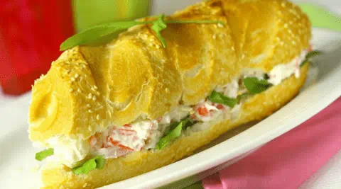 recipe image Sanduíche com pasta de ricota, kani, palmito e agrião