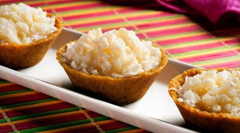 recipe image Cestinhas com sorvete de pêssego e calda de erva-cidreira